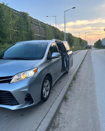 Toyota Sienna cena 107000 przebieg: 83000, rok produkcji 2018 z Warszawa małe 92